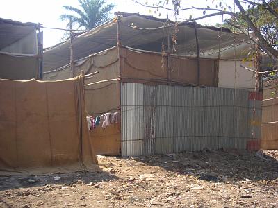 Les baraquements (vus par derri&egrave;re)